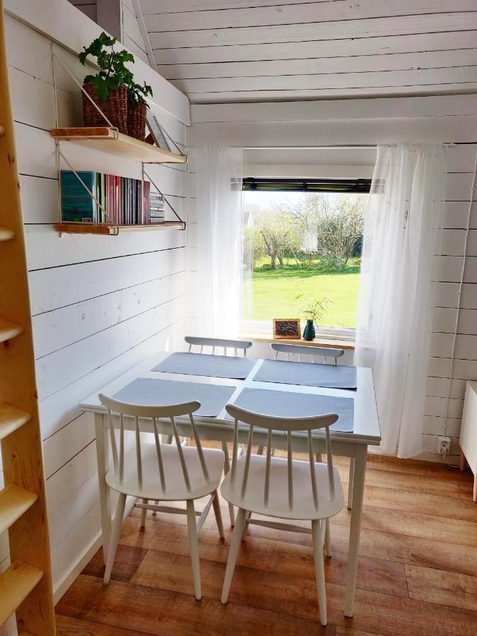 Lillstugan - Centralt Och Havsnaera I Lugnt Villomrade ファルケンベリ エクステリア 写真