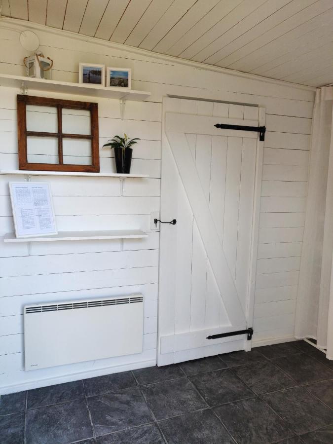 Lillstugan - Centralt Och Havsnaera I Lugnt Villomrade ファルケンベリ エクステリア 写真
